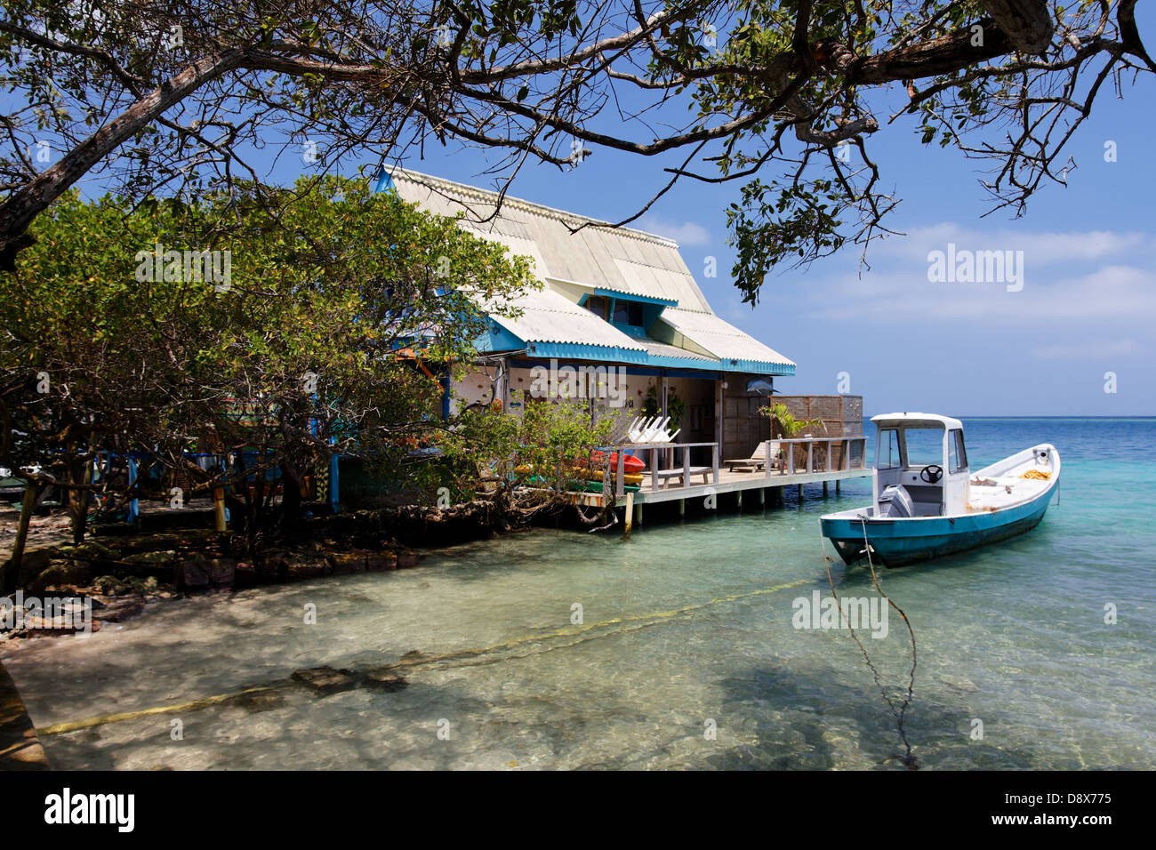 Haus und Boot in einer Lagune in der Karibik Islas del Rosario in der Nähe von Cartagena de Indias, Kolumbien. Stockfoto