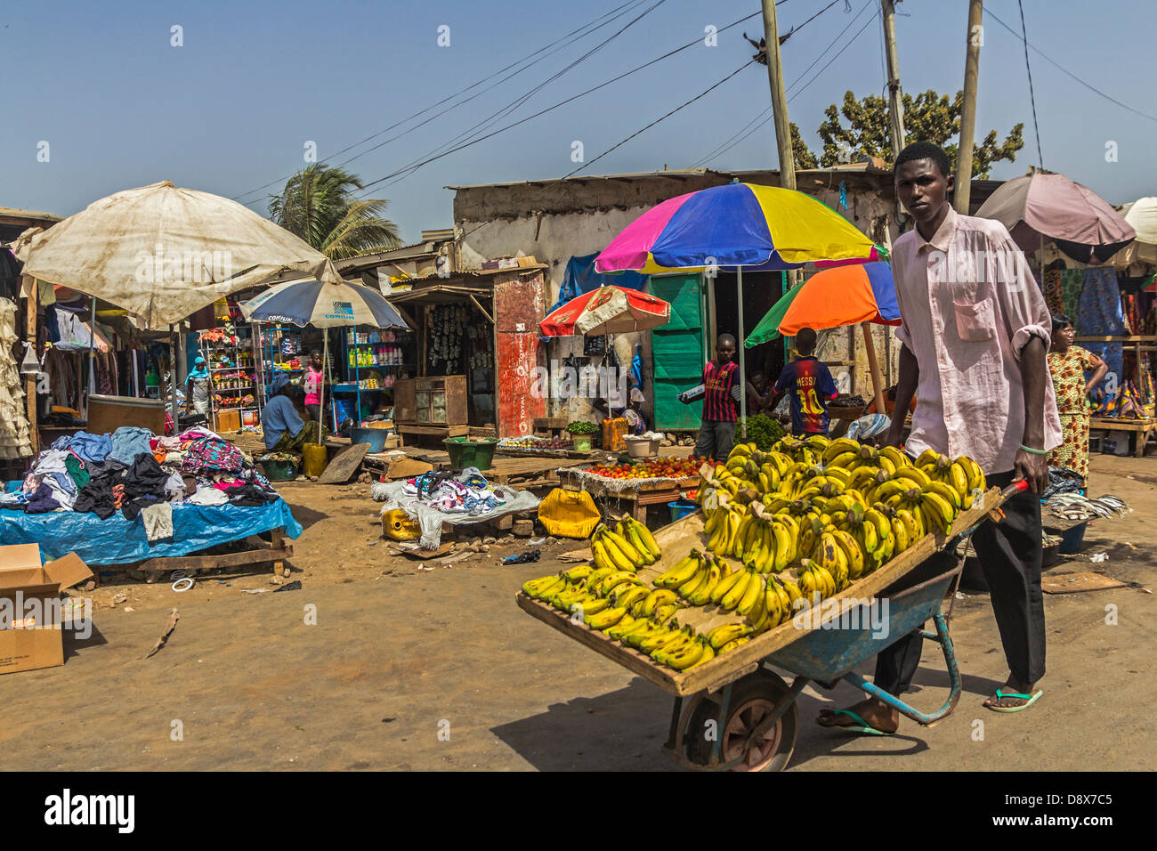 Bananenverkäufer auf dem Markt von Serrekunda, Gambia Stockfoto