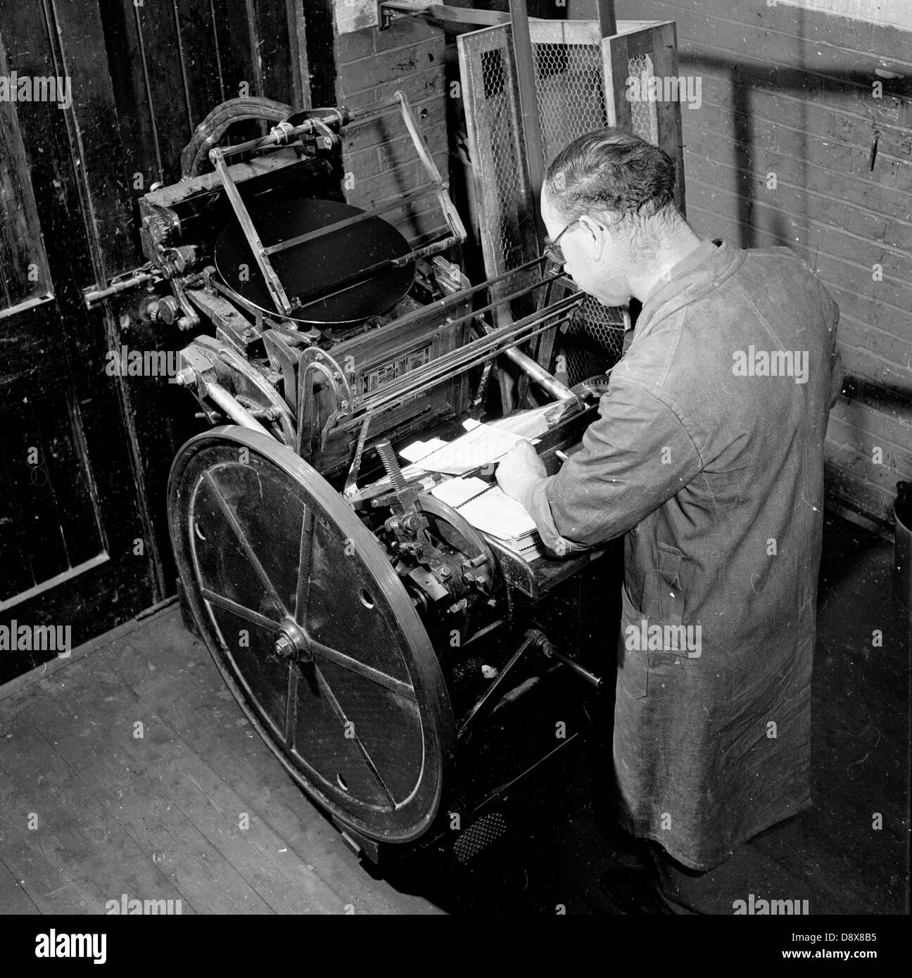 Historische Der 1950Er Jahre. England. Medikamente. Männliche Fabrik  Operative Mit Druckmaschine Für Etiketten Für Flaschen Von Pillen Oder  Tabletten Stockfotografie - Alamy