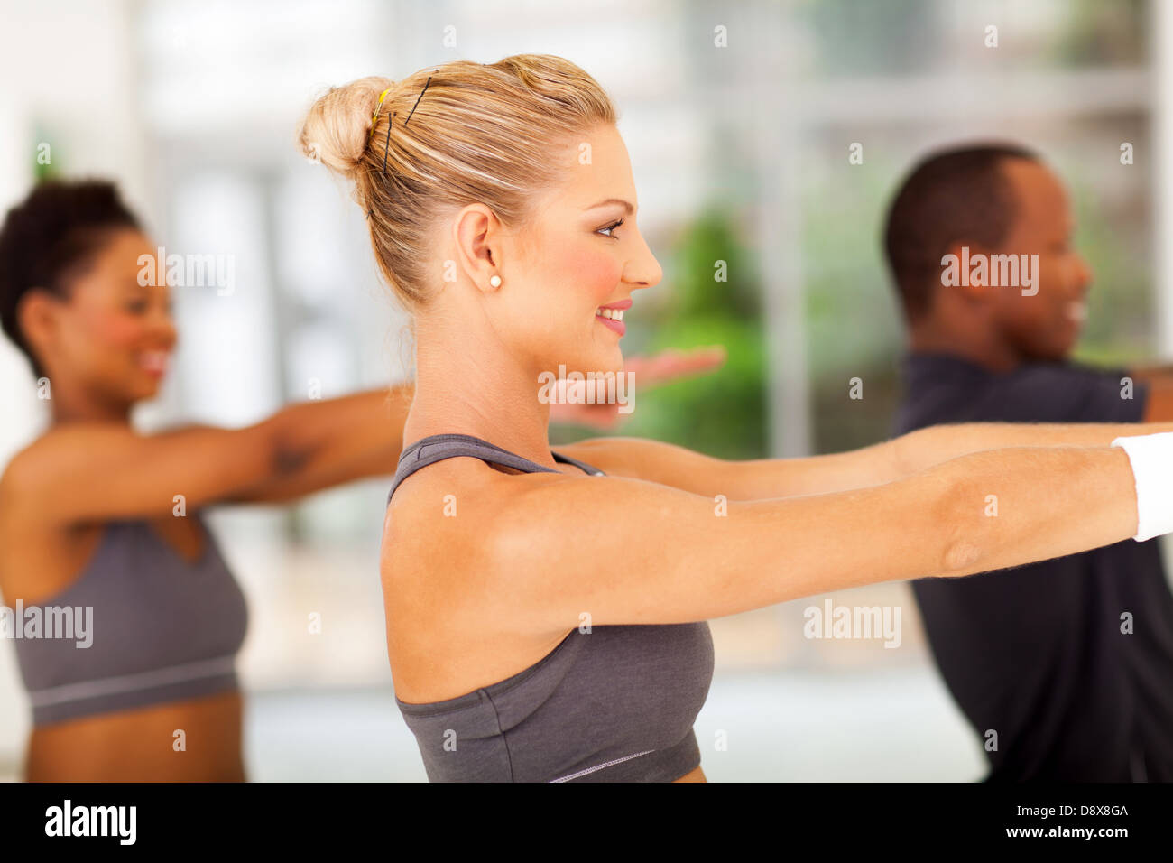 Seitenansicht von attraktiven jungen Menschen ausüben Stockfoto