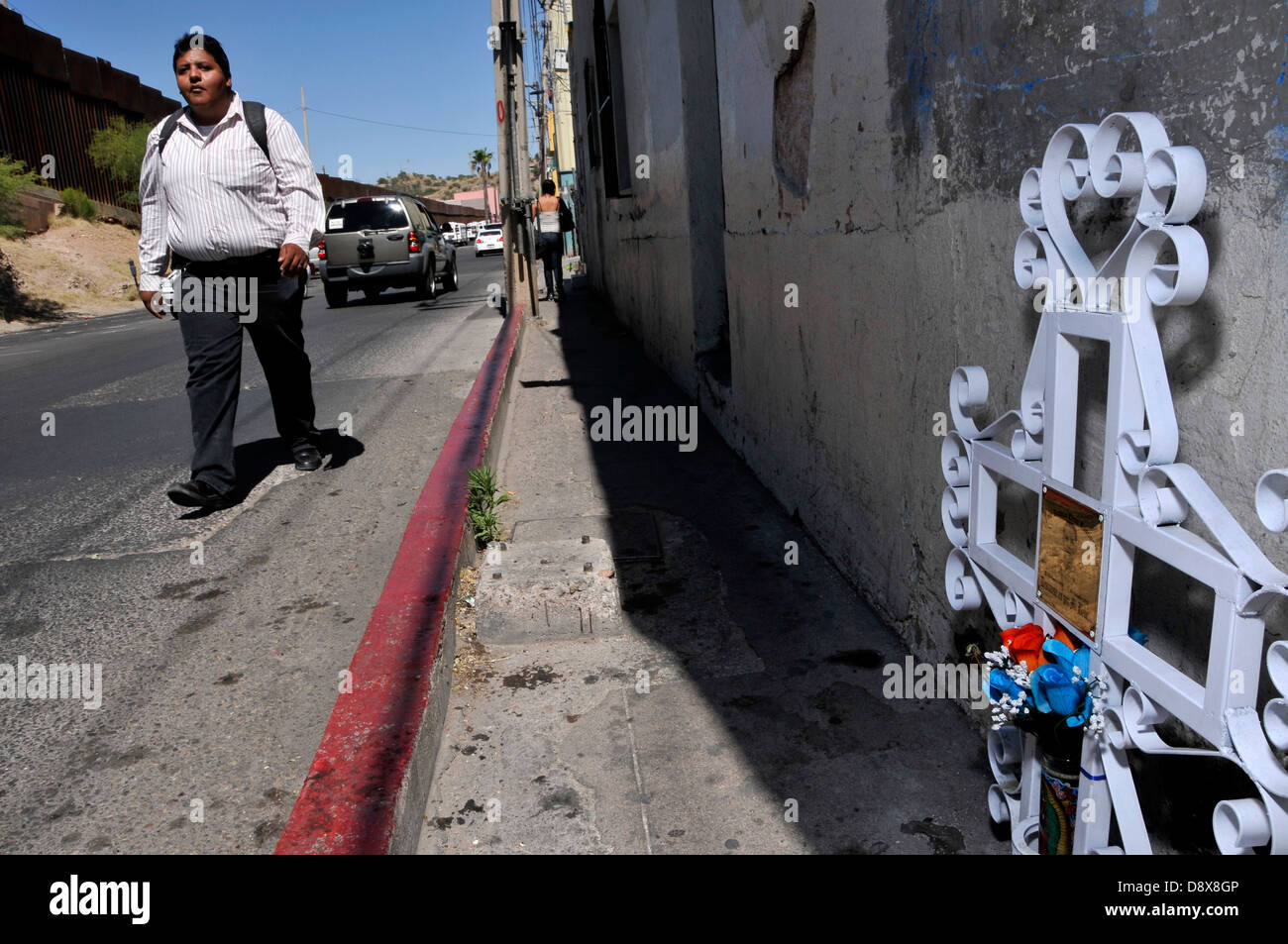 Es erinnert ein Kreuz in Nogales, Sonora, Mexiko, Jose Antonio Elena Rodriguez, 16, erschossen durch die Grenze zu Arizona, USA. Stockfoto