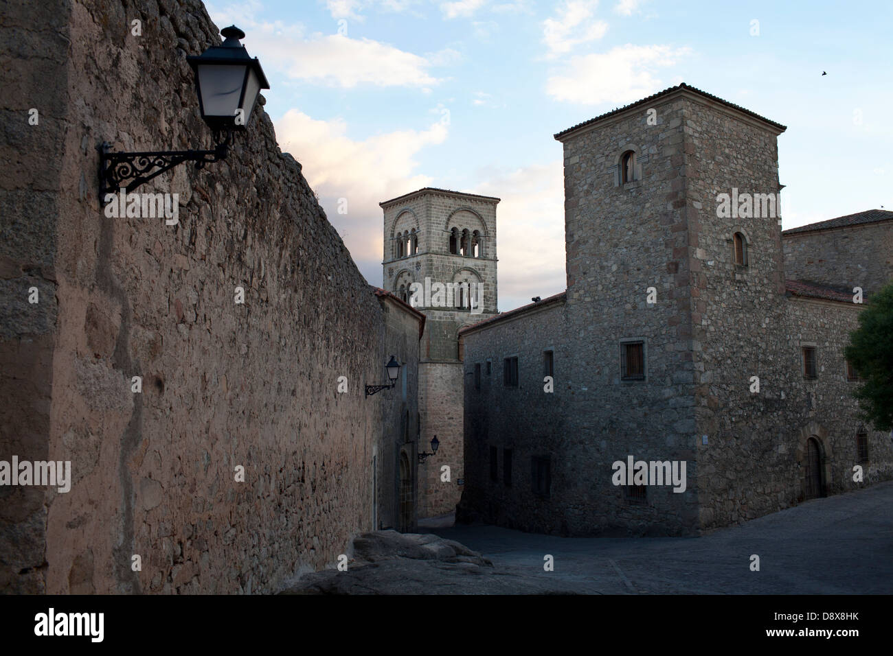 Denkmäler in der Stadt Trujillo. Jerónimas Kloster Straße mit der Marienkirche im Hintergrund. Stockfoto