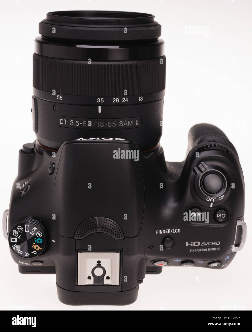 Sony Alpha 58 digitale Systemkamera - Kamera mit 18-55mm Objektiv. Stockfoto
