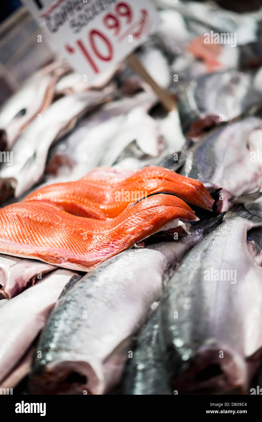 Frischen rohen Lachs zum Verkauf auf dem Pikes Place-Fischmarkt in Seattle Washington Stockfoto