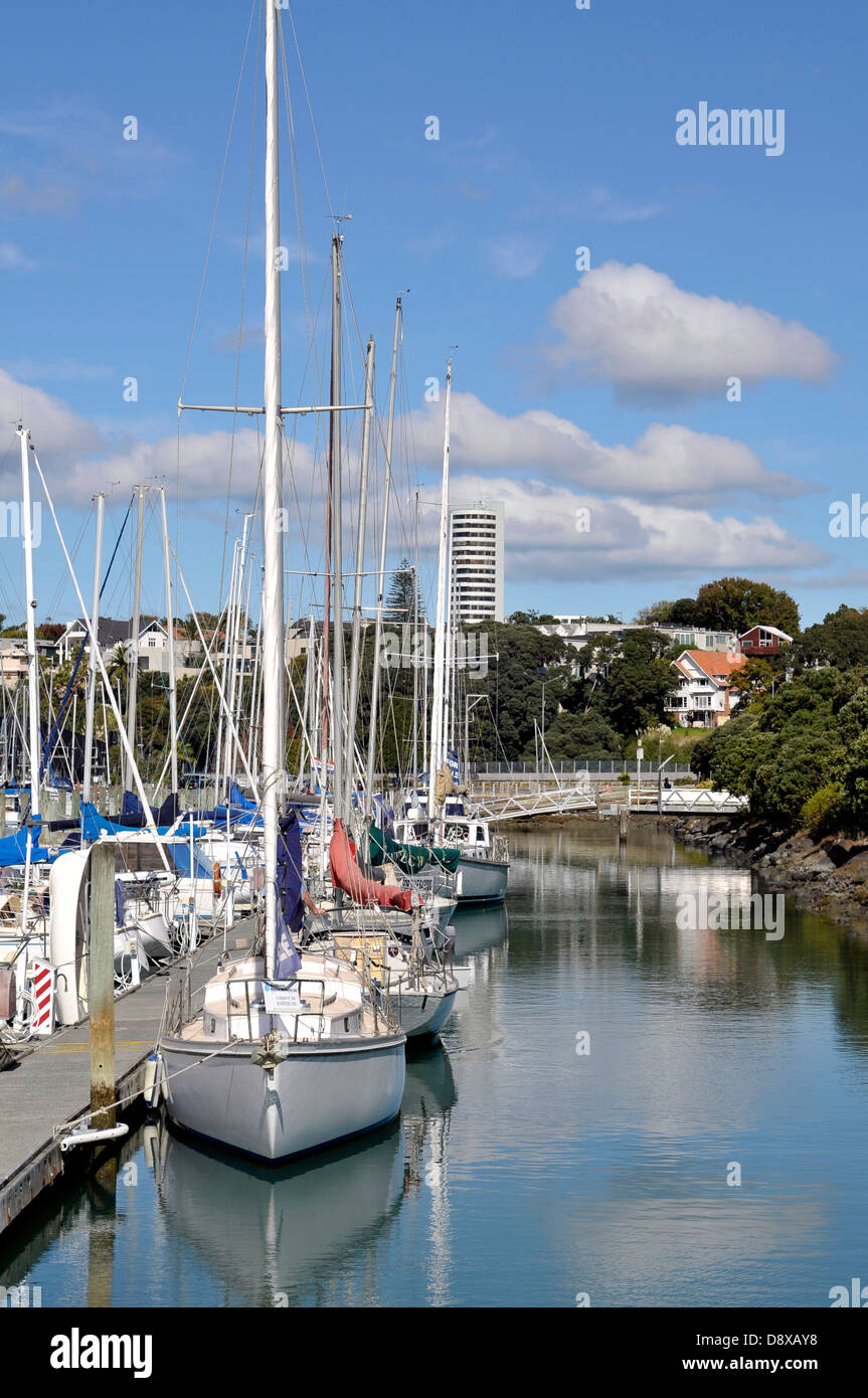 Yachten, die Parkplätze in der Marina mit Brücke und Stadtregion im Hintergrund Stockfoto