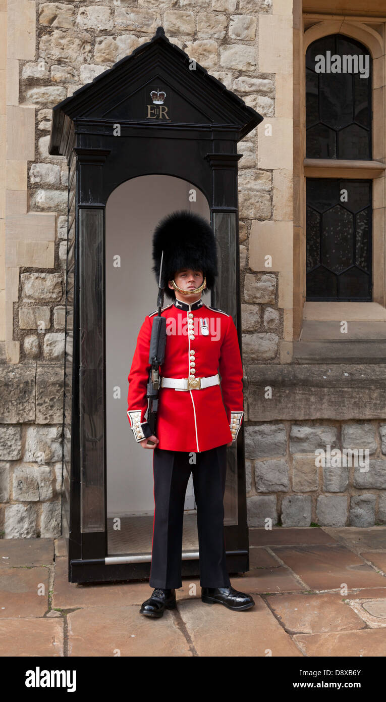 Welsh Wache stehenden Aufmerksamkeit in vollen zeremonielle Kleid auf den Tower of London vor einem Wachhäuschen Stockfoto