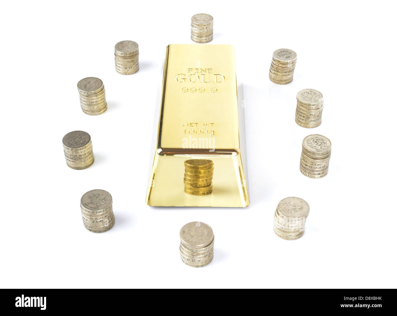 Goldbarren, umgeben von Stapel von Münzen isoliert auf weiss Stockfoto