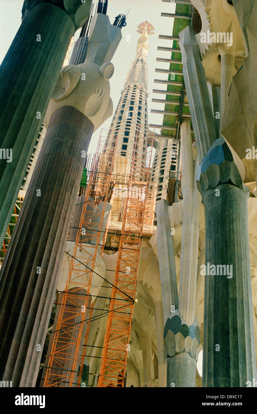 La Sagrada Familia, von unten gesehen. Stockfoto