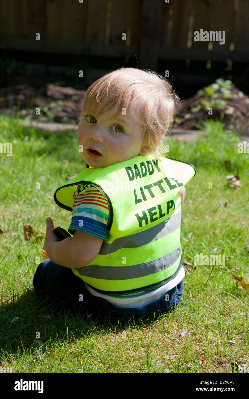 Papas kleine Helfer: Jungen spielen im Garten Stockfoto