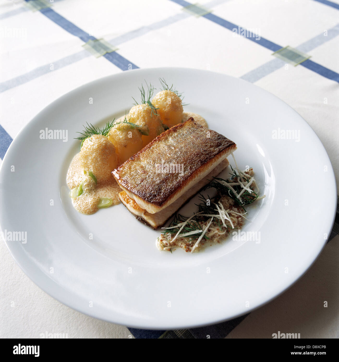 Ein Fischgericht auf einem Teller. Stockfoto