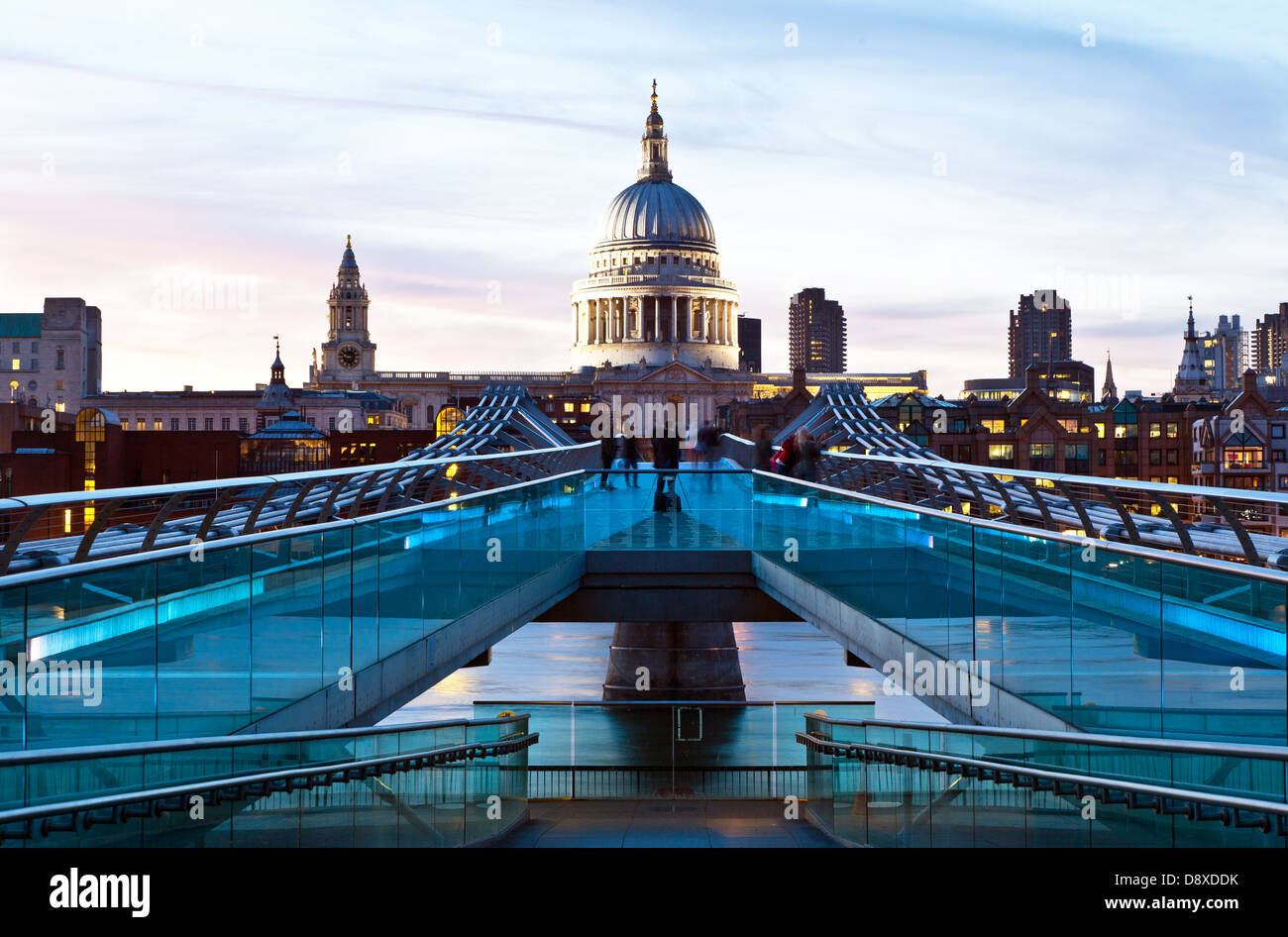 Millennium Bridge und St. Pauls-London UK Stockfoto