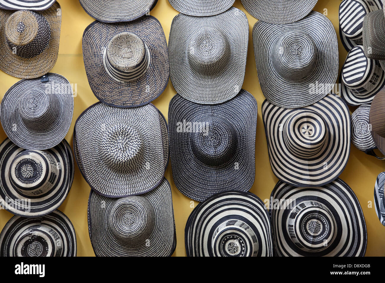 Trachtenhüte, Handwerkerinnen Markt, Santa Marta, Kolumbien Stockfoto