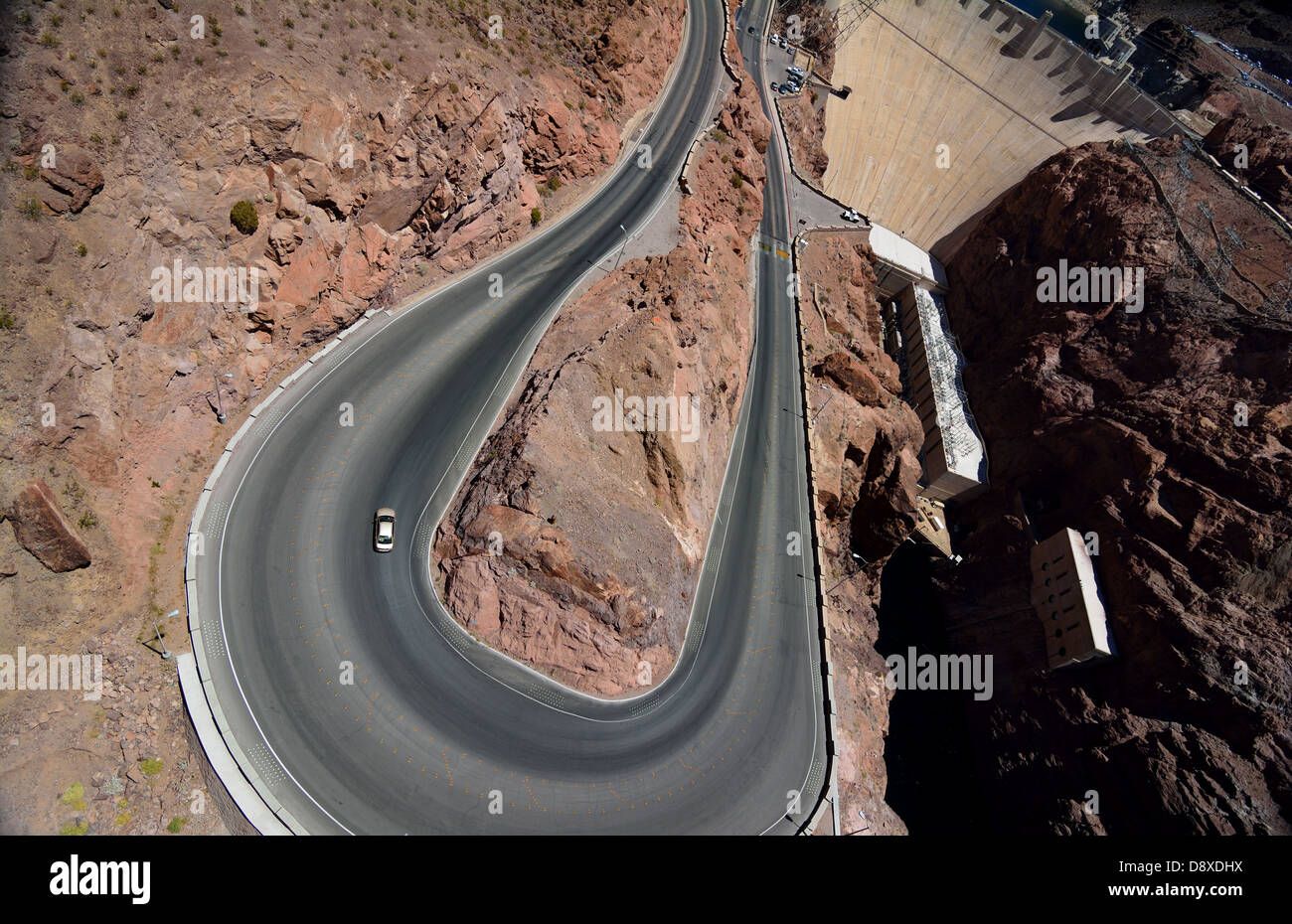 Auto navigiert Haarnadelkurve am Hoover-Damm Stockfoto