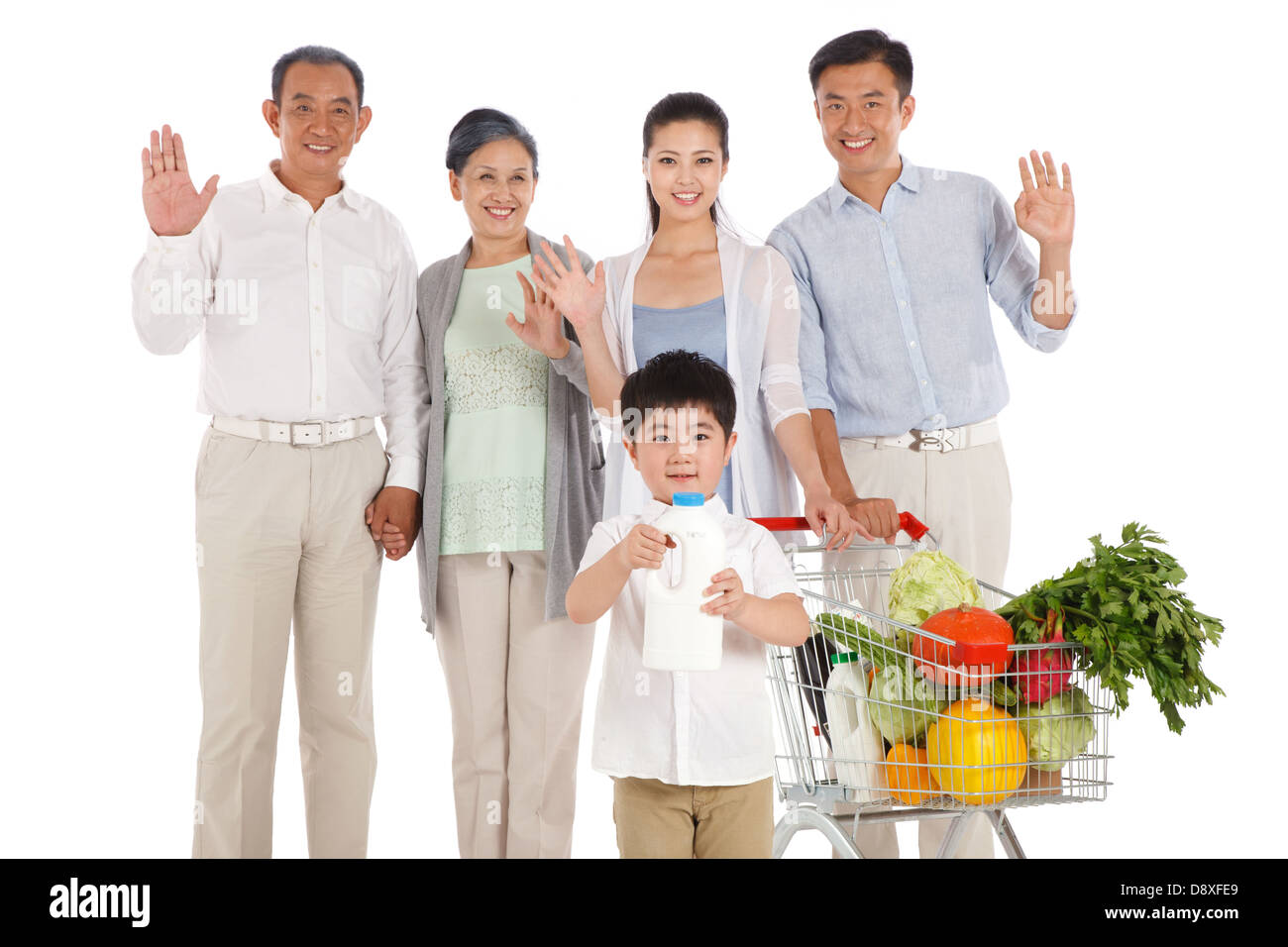 Ganze Familie mit Warenkorb einkaufen Stockfoto