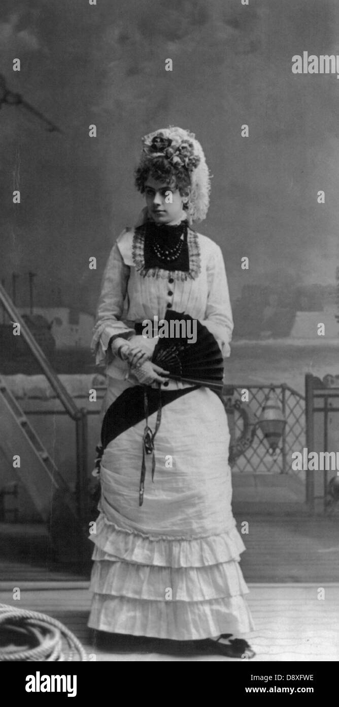 Junge Frau von der Besetzung von Gilbert & Sullivans "HMS Pinafore", stellte vor einem gemalten Hintergrund ca. 1879 Stockfoto