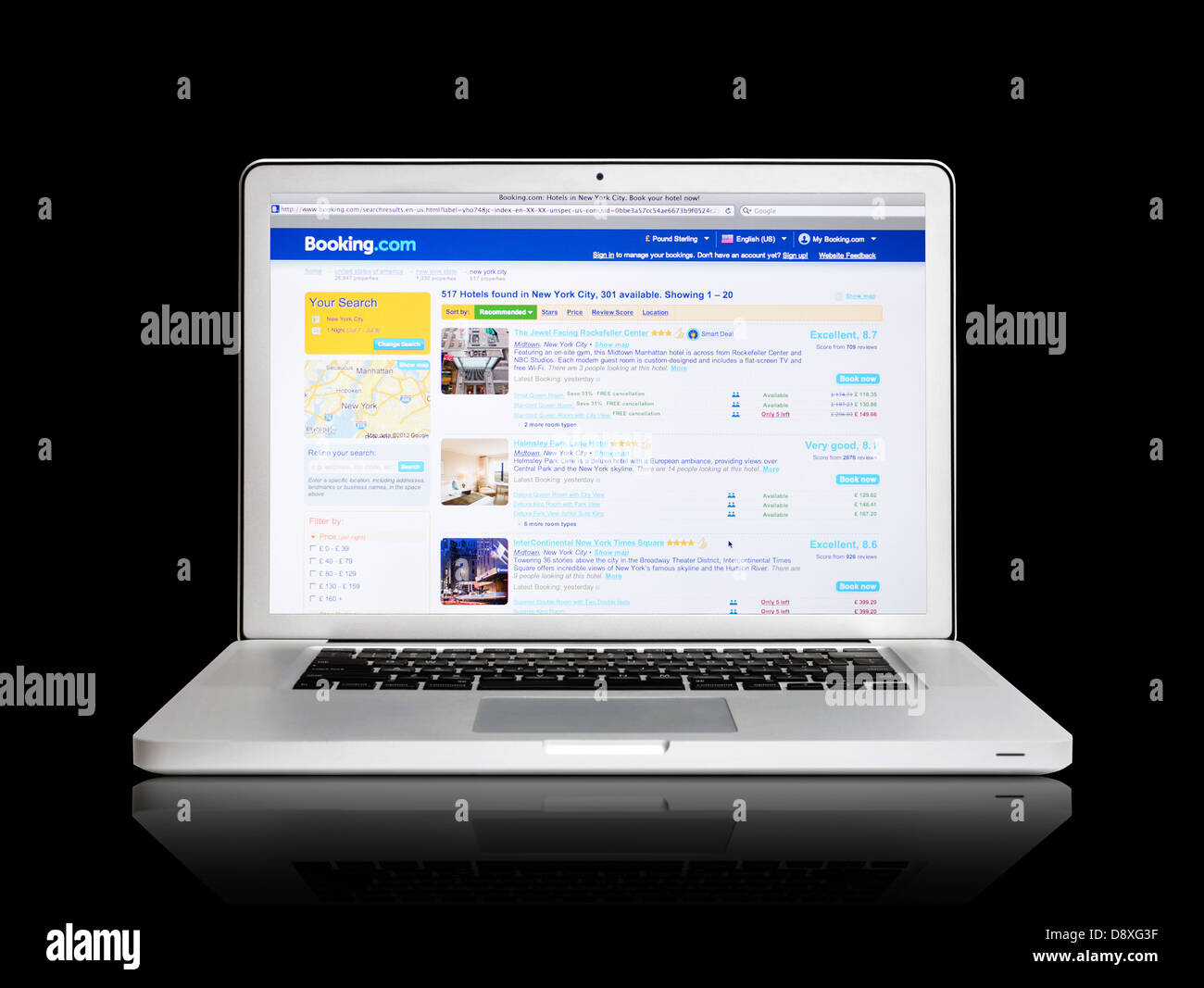 Laptop-Bildschirm zeigt Booking.com Webseite - Online-Reise-arrangements Stockfoto