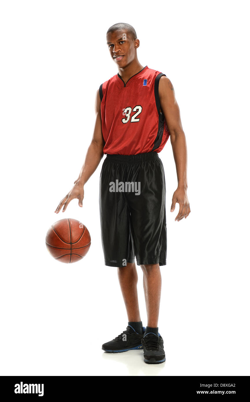 Young African American Basketball-Spieler isoliert auf weißem Hintergrund Ball dribbeln Stockfoto