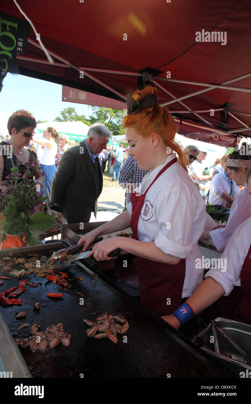 Tipperary feste Länderauswahl wird Mittagessen serviert im Bloom im Park, Irland premier Gartenbau und Food Festival, Dublin 2013 Stockfoto