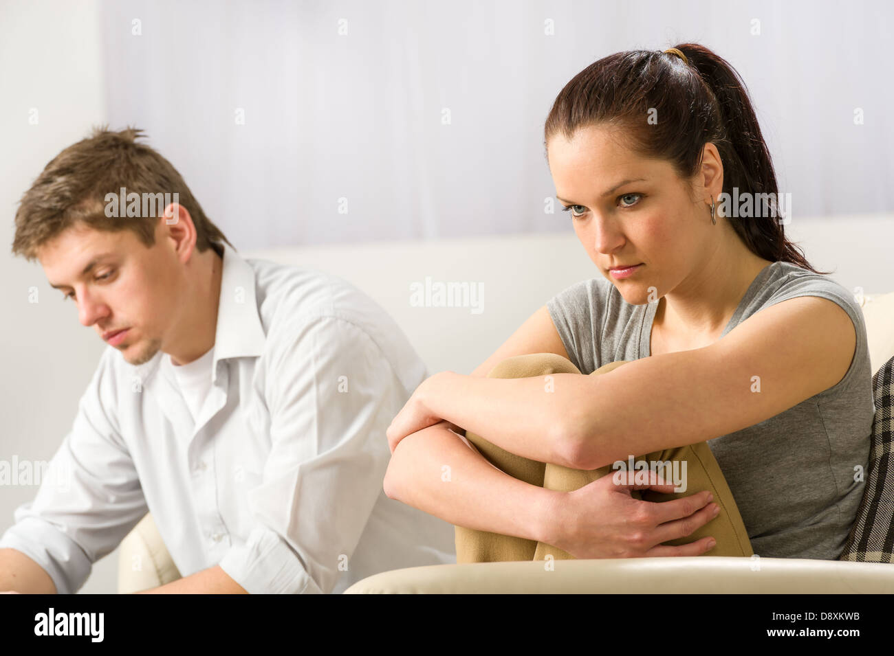 Unglückliche paar auf Couch sitzen schweigend nach Streit Stockfoto