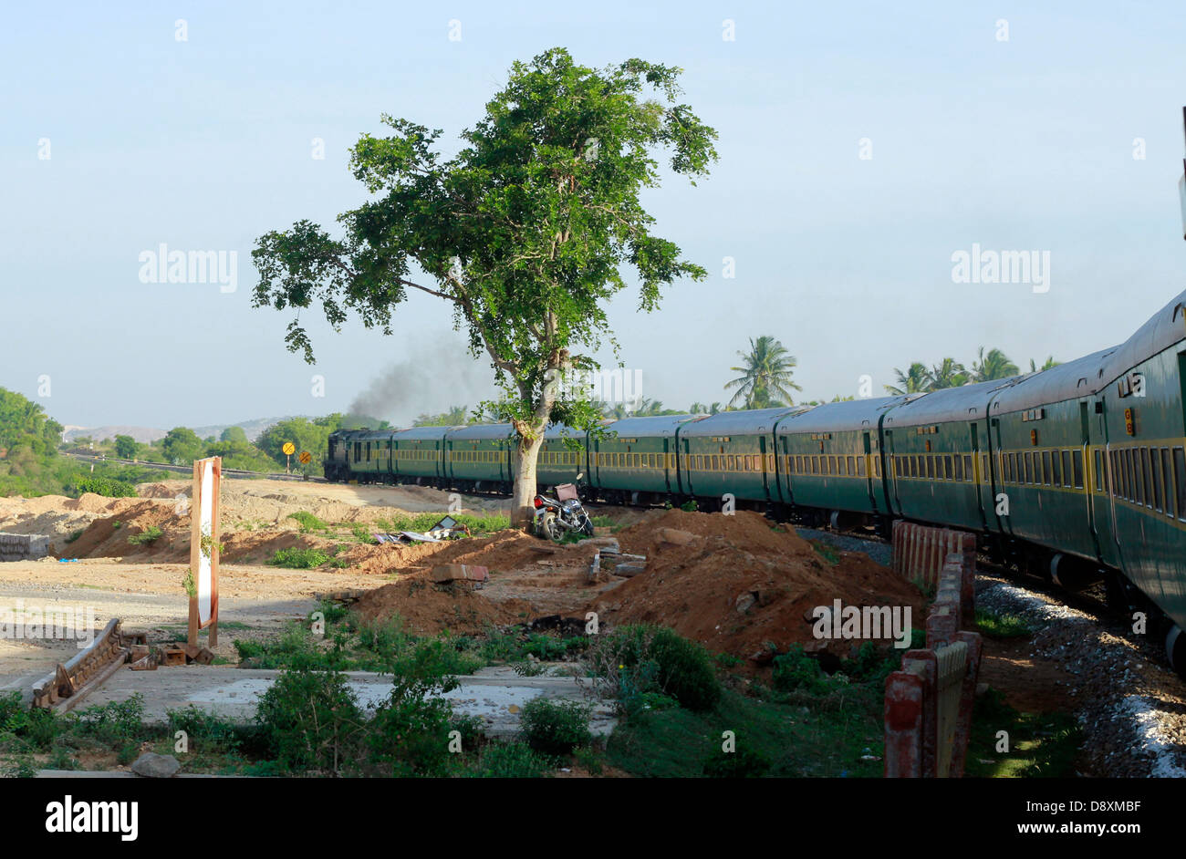 Eine indische Eisenbahn Zug (Garib Rath) Manöver eine Kurve in den Western Ghats; Tamil Nadu, Indien. Stockfoto