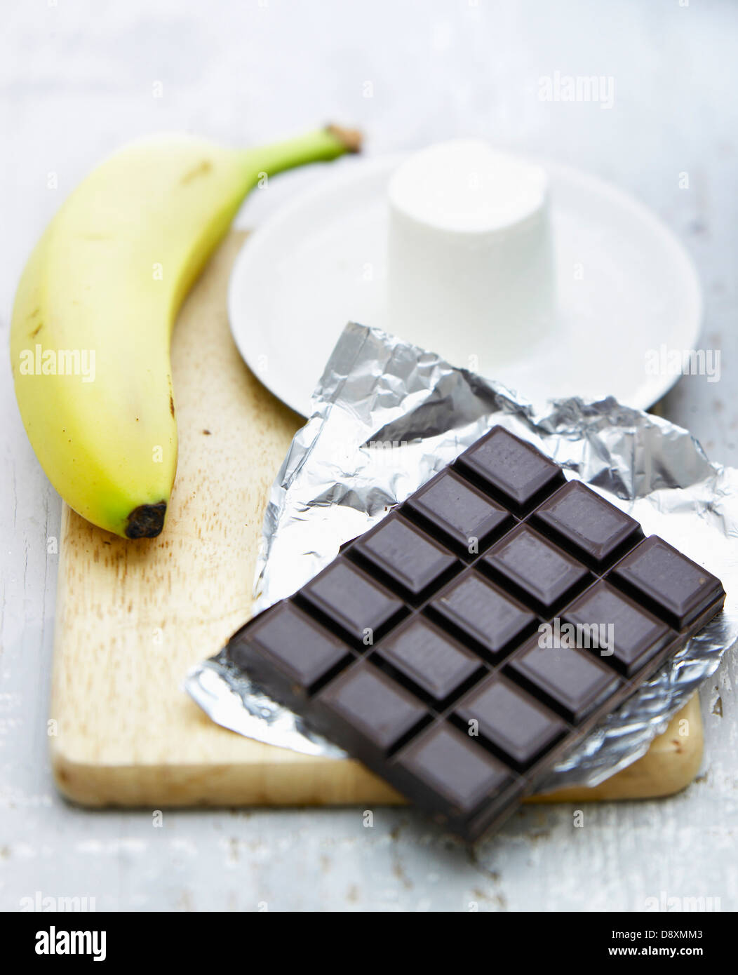 Dunkle Schokolade, Banane und Petit-suisse Stockfoto