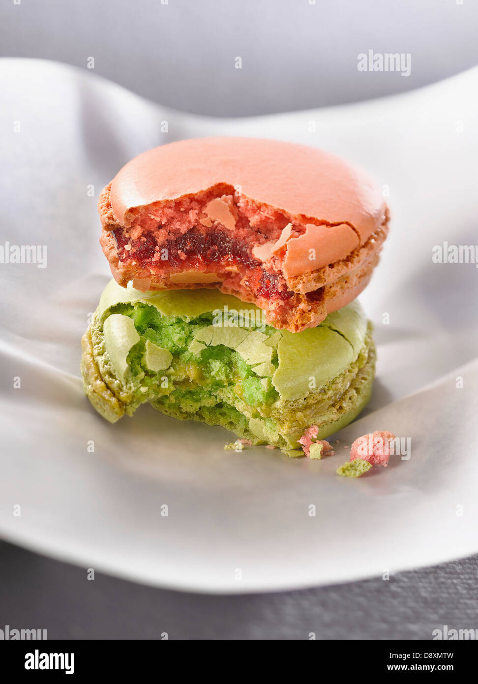 Die Hälfte gegessen Rose aromatisiert und Pistazie-Makronen Stockfoto