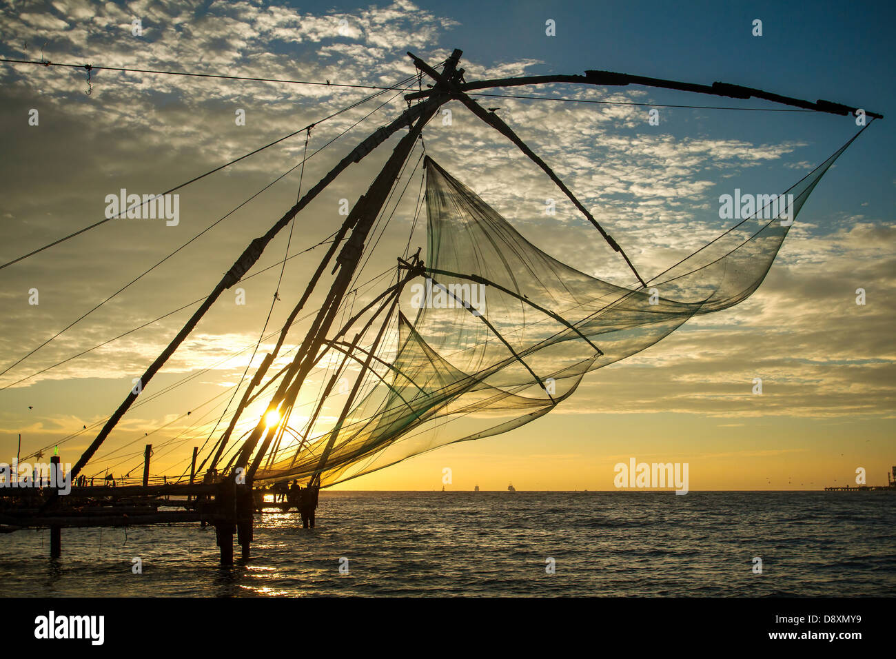 Chinesischen Fischernetz bei Sonnenaufgang in Cochin (Fort Kochi), Kerala, Indien Stockfoto