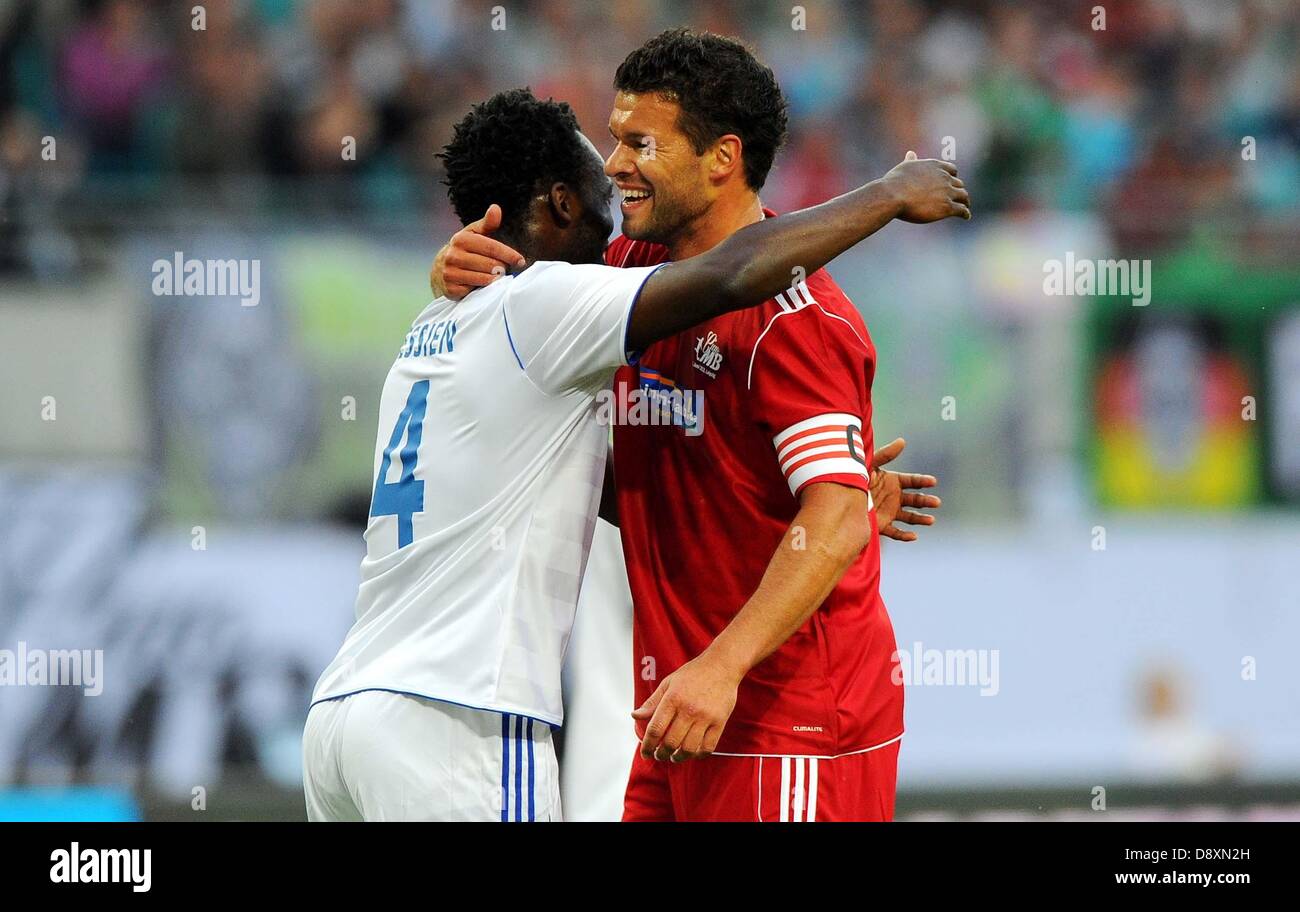 Leipzig, Deutschland. 5. Juni 2013. Deutscher Fußballspieler Michael Ballack (R) umarmt Fußballspieler Michael Essien nach erzielte das 1: 1 Tor während seiner letzten Fußballspiel an der Red Bull Arena in Leipzig, Deutschland, 5. Juni 2013. Ballack beendet seine Karriere als Profi-Fußballer. Foto: Thomas Eisenhuth/Dpa/Alamy Live News Stockfoto