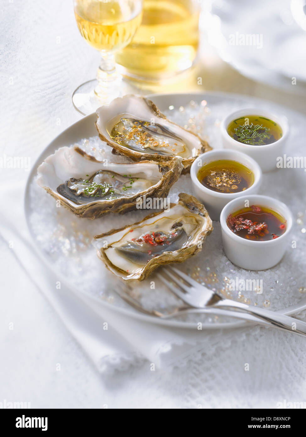 Frische Austern mit drei verschiedene aromatisierte vinaigrettes Stockfoto