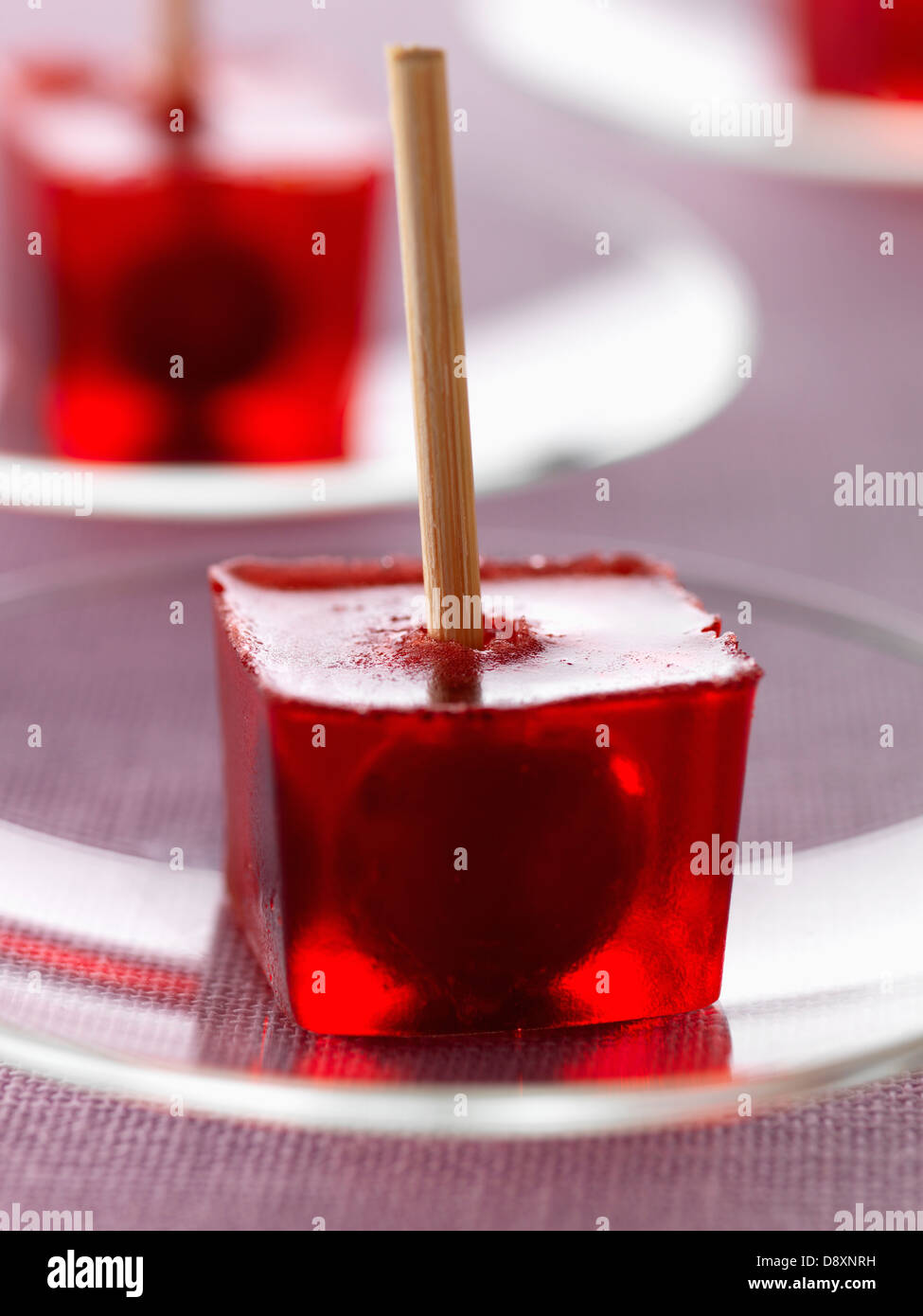 Kirschlikör und kleine Griotte Kirsch-Gelee-Würfel Stockfoto