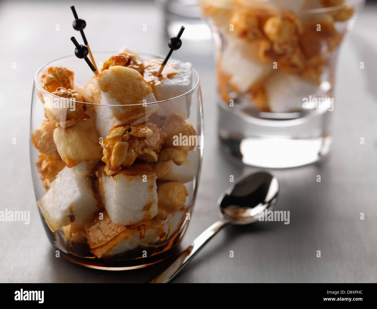 Eischnee Würfel mit karamellisierten Trockenfrüchten Stockfoto