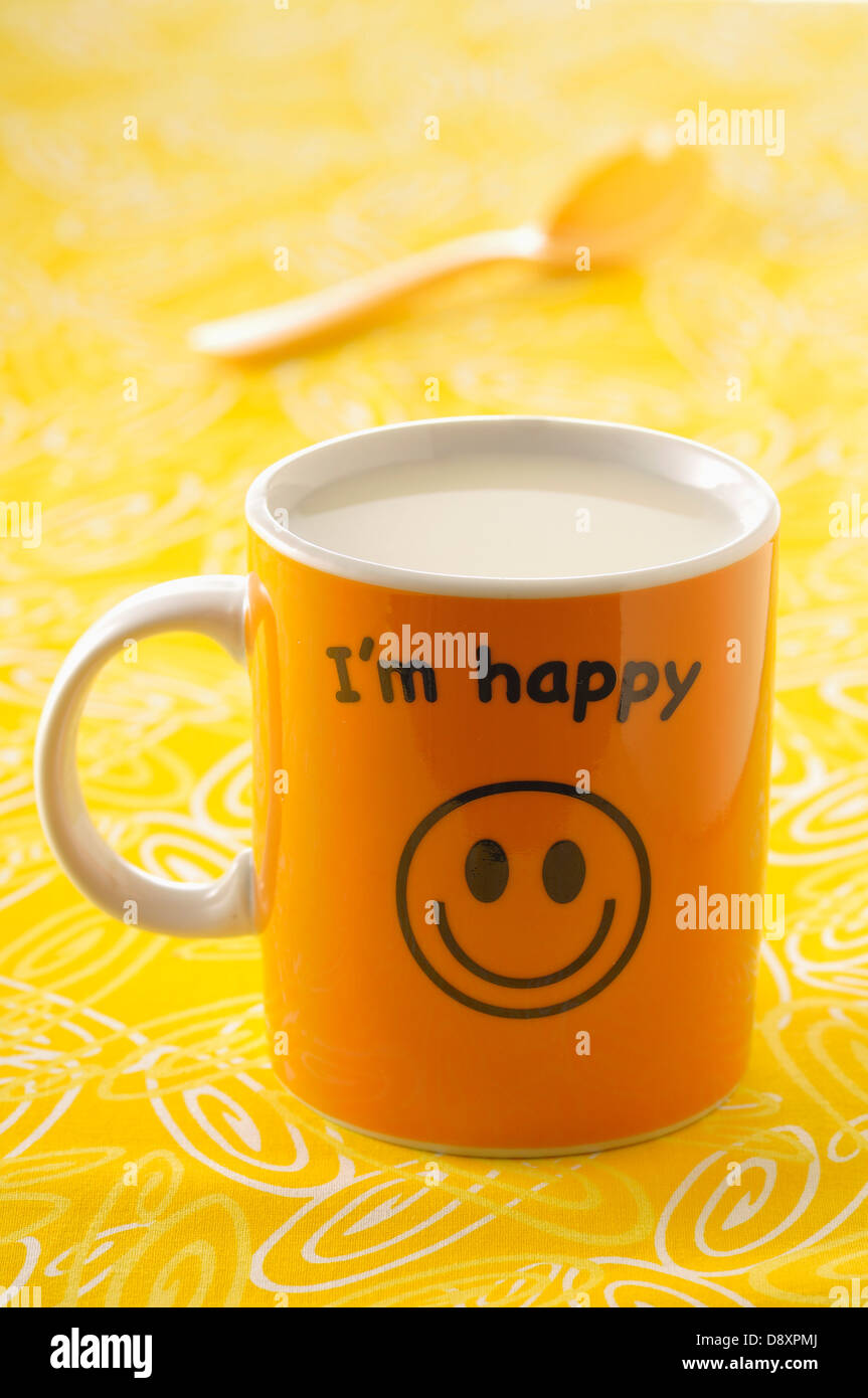 Tasse Milch mit "Ich bin glücklich" darauf geschrieben Stockfoto