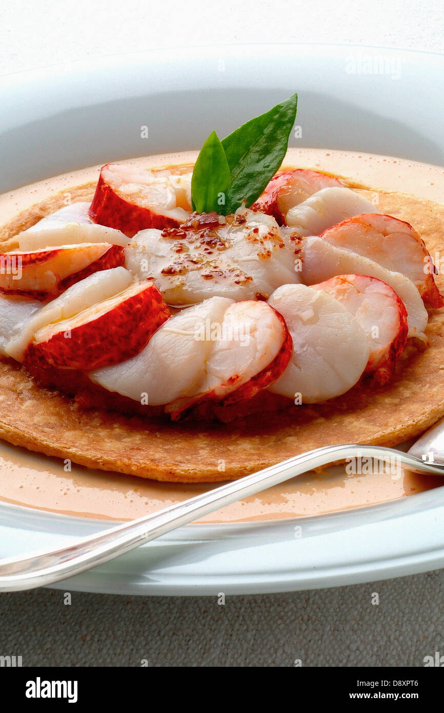 Blini mit Jakobsmuscheln und Hummer-carpaccio Stockfotografie - Alamy