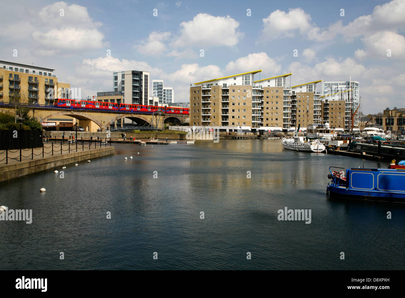 DLR-Zug überquert die Rückseite des Limehouse Bassin, Limehouse, London, UK Stockfoto