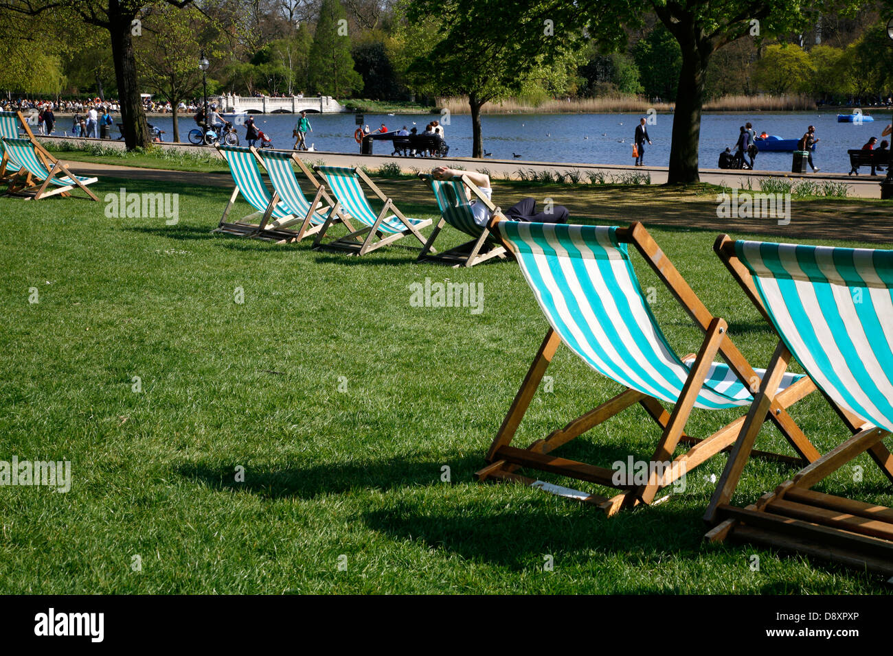 Liegestühle vor der Serpentine, Hyde Park, London, UK Stockfoto