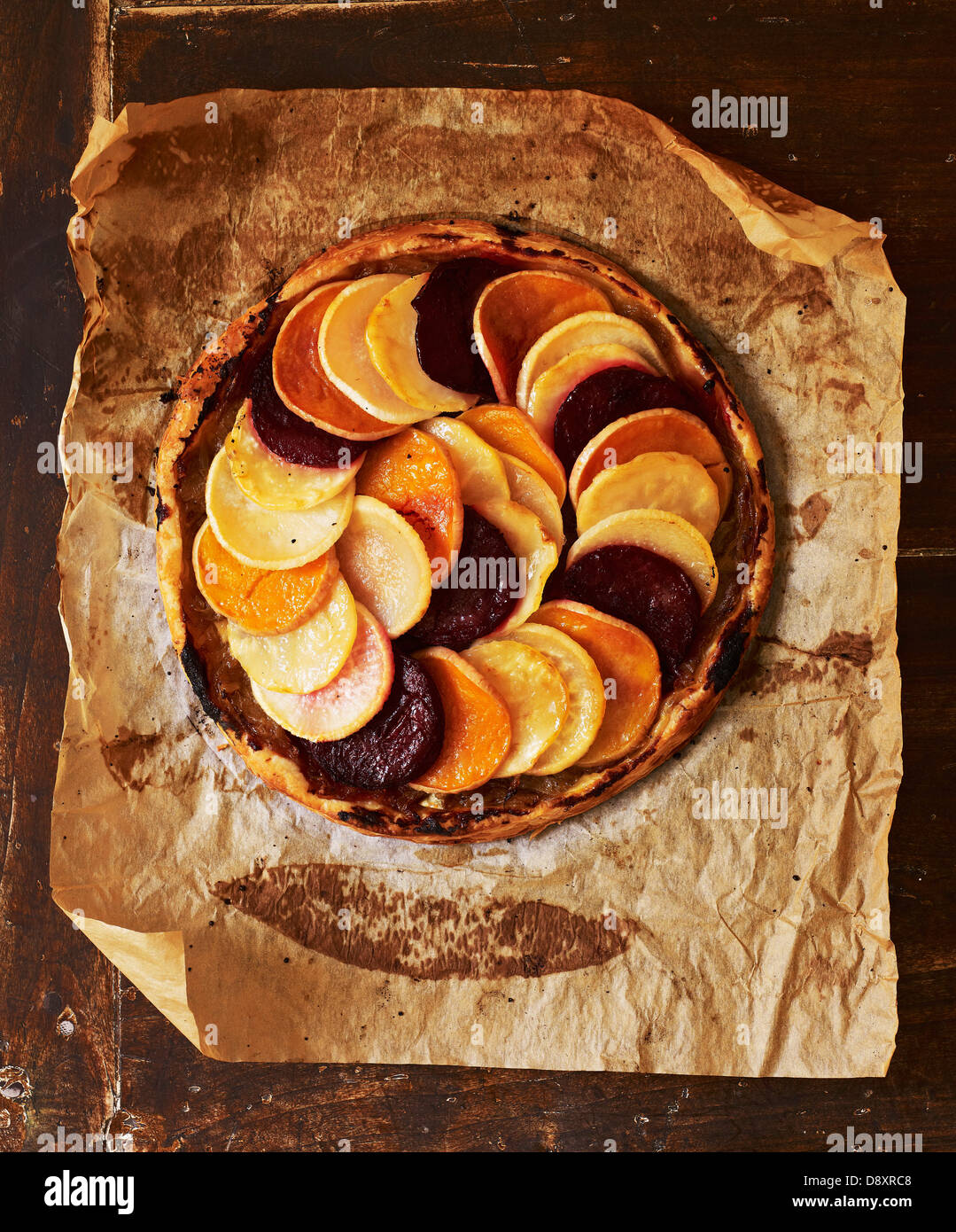 Rote Bete, Rübe und Süßkartoffel herzhafte Torte Stockfoto