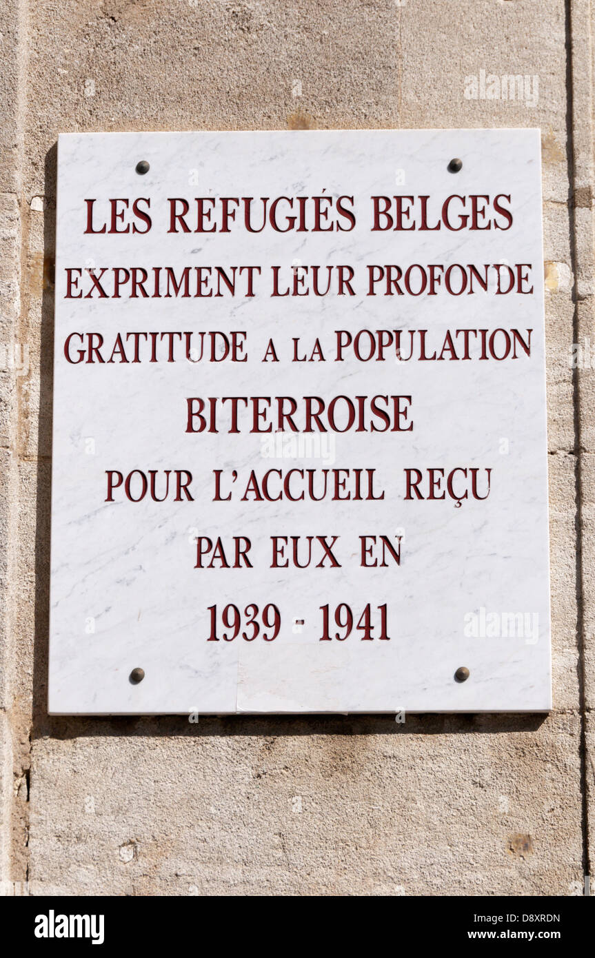 Eine Tafel bedankt ehemalige belgische Flüchtlinge für ihren Empfang in Béziers während des zweiten Weltkriegs. Stockfoto