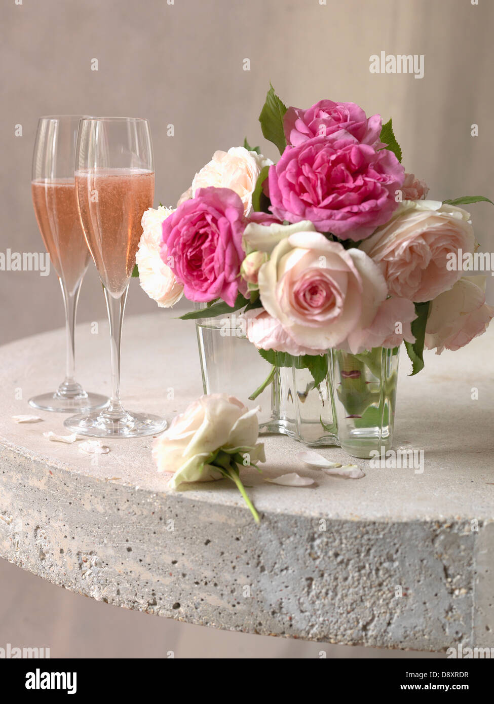 Zwei Gläser rosé Champagner und einen Strauß Rosen Stockfoto