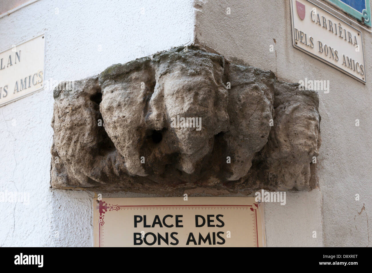 Geschnitzte Köpfe auf einer Ecke des Place des Bons Amis in Beziers, Südfrankreich. Stockfoto