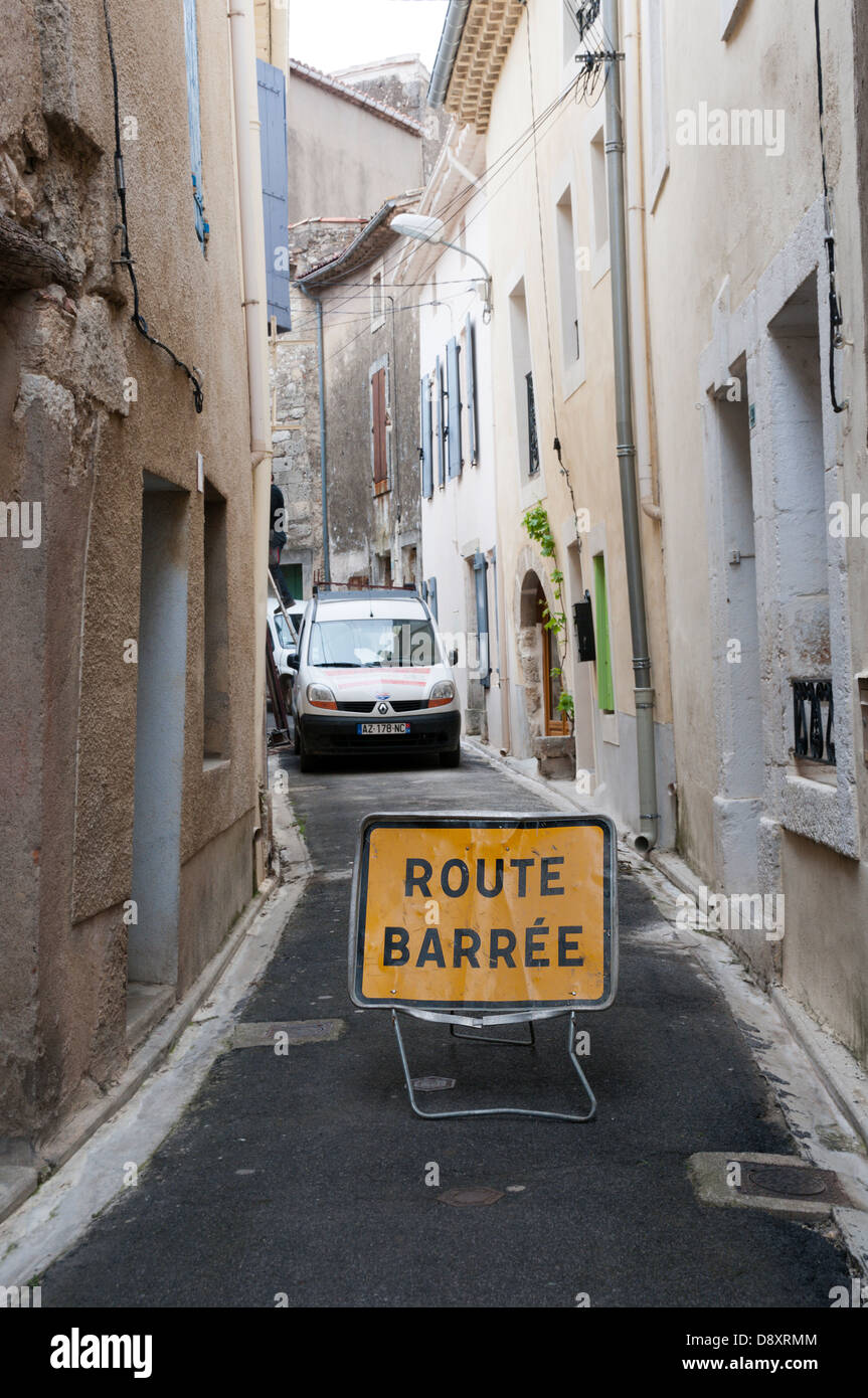 A Route Barree Roadsign blockieren einer engen Straße in einem französischen Dorf. Stockfoto