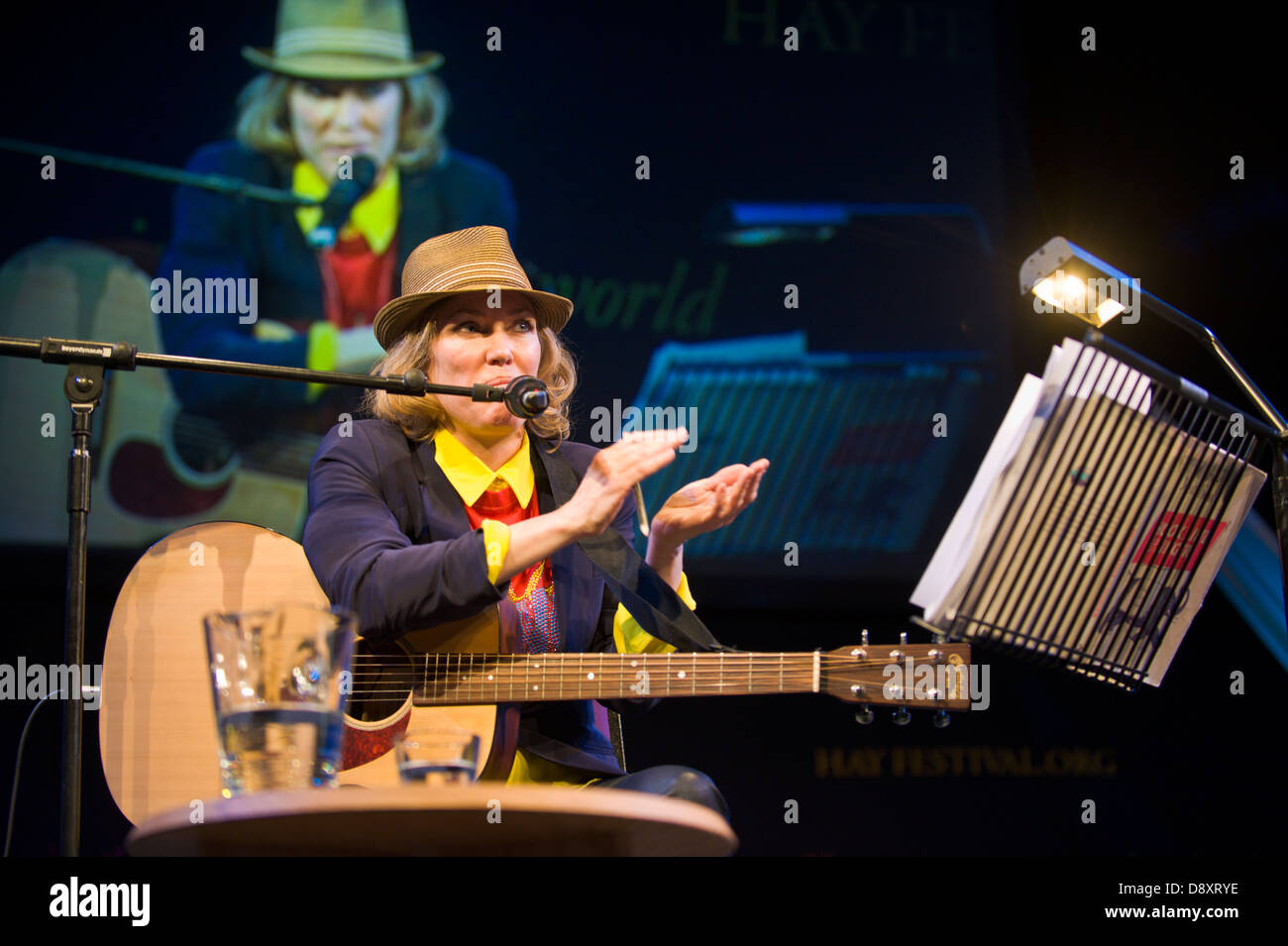 Cerys Matthews walisische Sängerin DJ & Autor auf der Bühne bei Hay Festival 2013 Hay on Wye Powys Wales UK Stockfoto