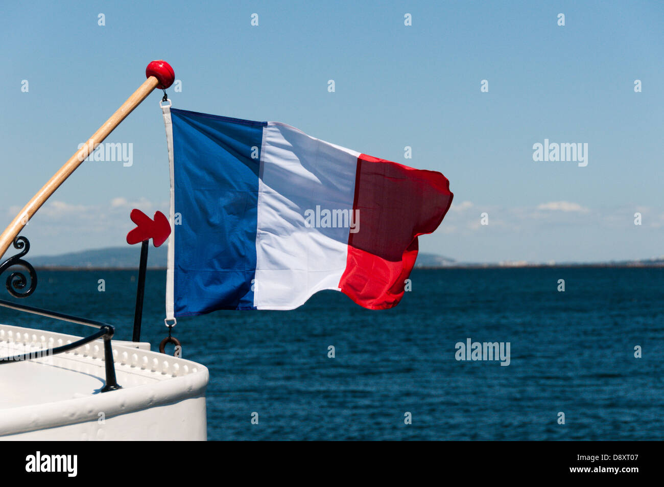 Die französische Flagge oder Tricolour fliegen vom Heck eines Bootes. Stockfoto