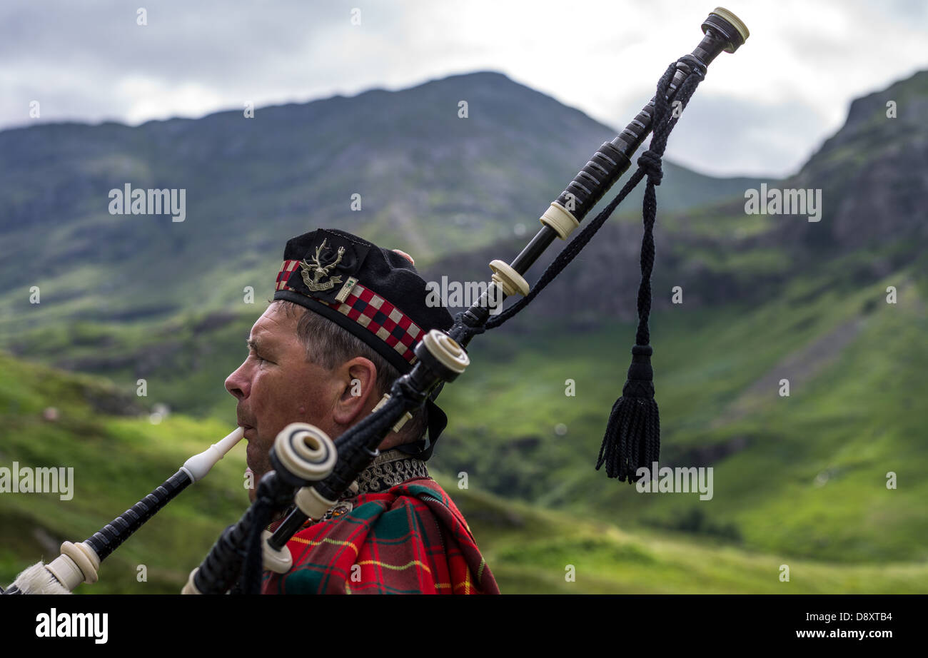 Großbritannien, Schottland, Highlands, ein Dudelsack-Spieler im Bereich Glen Coe. Stockfoto