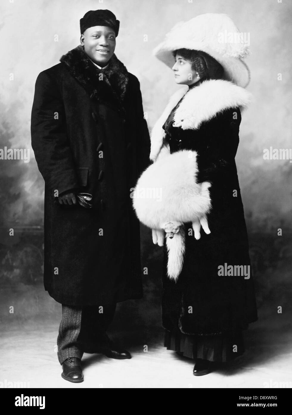 Oldtimer-Foto des Boxers Jack Johnson (1878 – 1946) – Johnson, bekannt als „der Galveston-Riese“, war der erste Afrikaner, der Weltmeister im Schwergewicht wurde und den Titel von 1908 bis 1915 hielt. Johnson ist 1910 mit Etta Duryea abgebildet, die er 1911 heiratete. Stockfoto