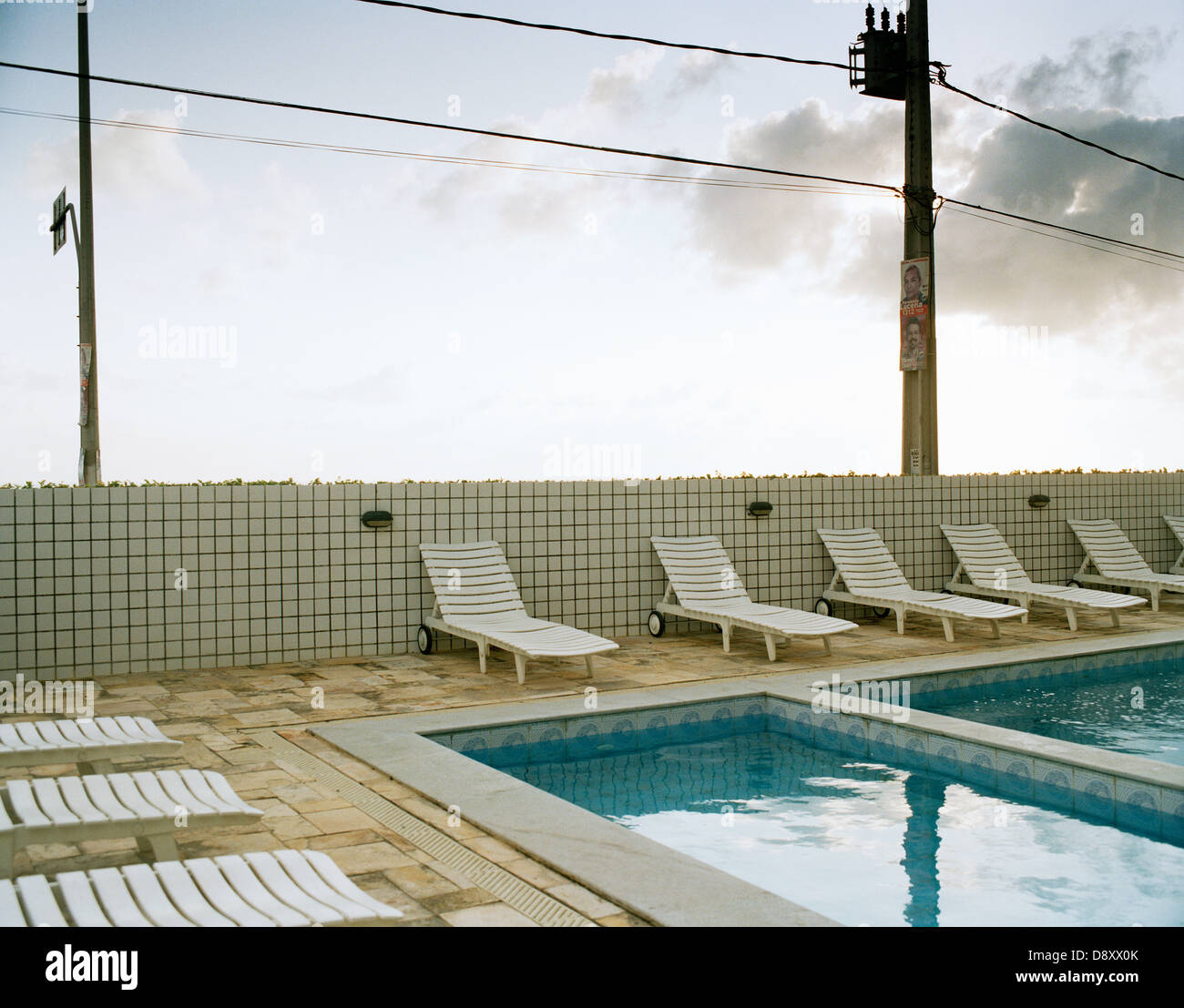Zeile der Liegestühle am Swimmingpool Stockfoto