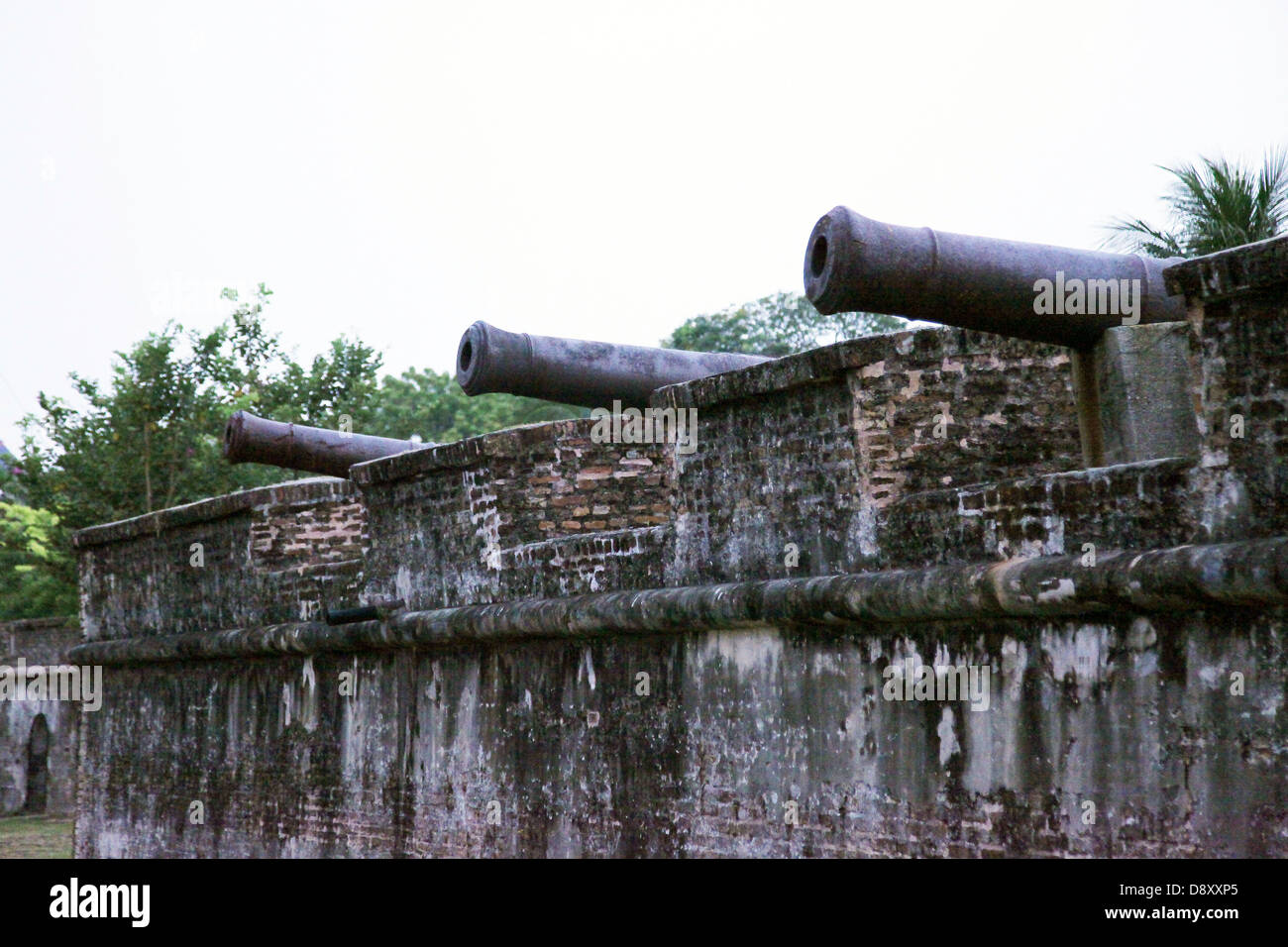 Es ist ein Foto von einer alten Canon, die in einer Festung Burg aus der alten Zeit ist. Es war für die Verteidigung während des Krieges oder Angriff Stockfoto