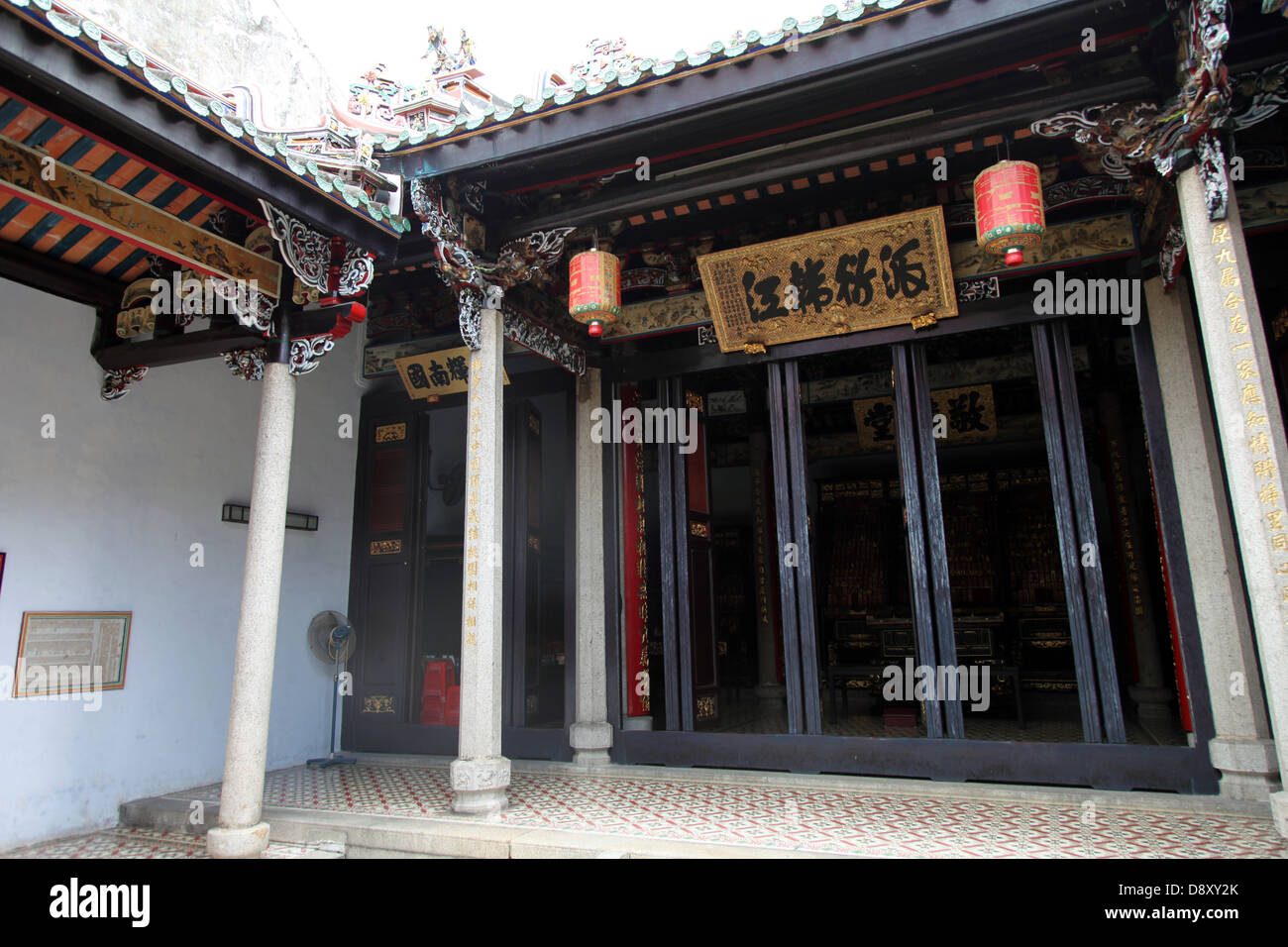 Es ist ein Foto des Innenraums eines buddhistischen Tempels in Asien. Wir sehen die typische Architektur und Farben Stockfoto