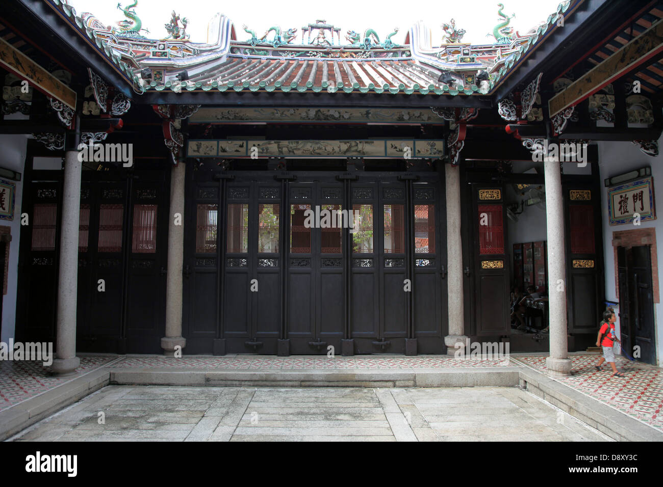 Es ist ein Foto des Innenraums eines buddhistischen Tempels in Asien. Wir sehen die typische Architektur und Farben Stockfoto