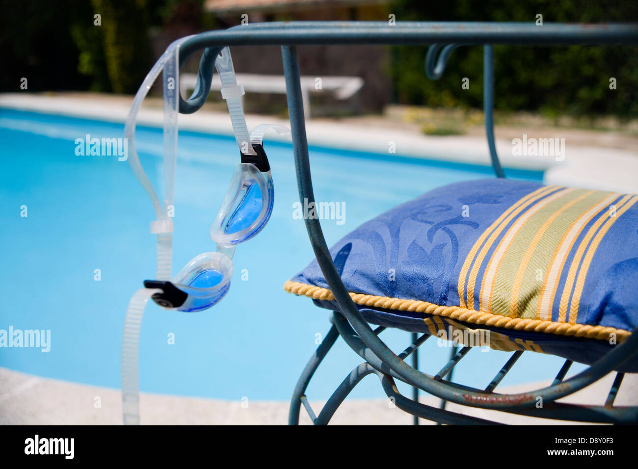 Tauch Brille in der Nähe eines Schwimmbads Stockfoto