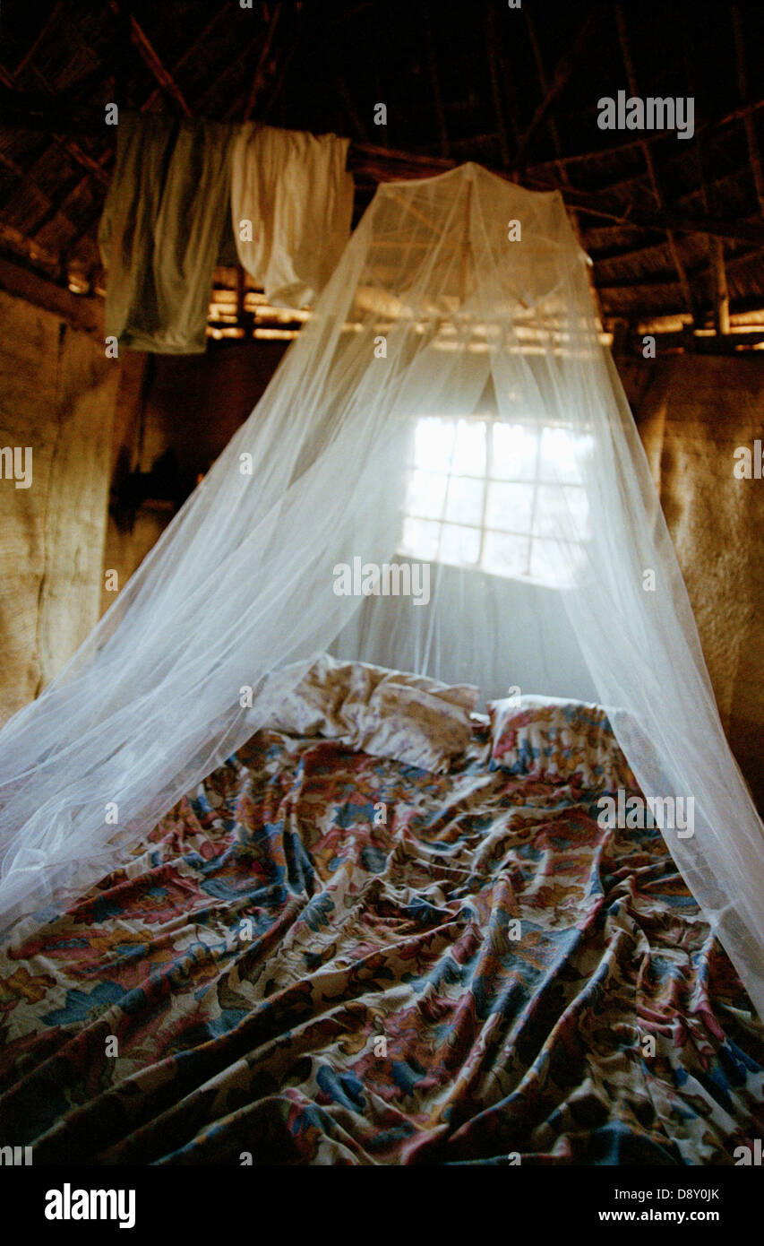 Ein Bett in einem dunklen Raum. Stockfoto